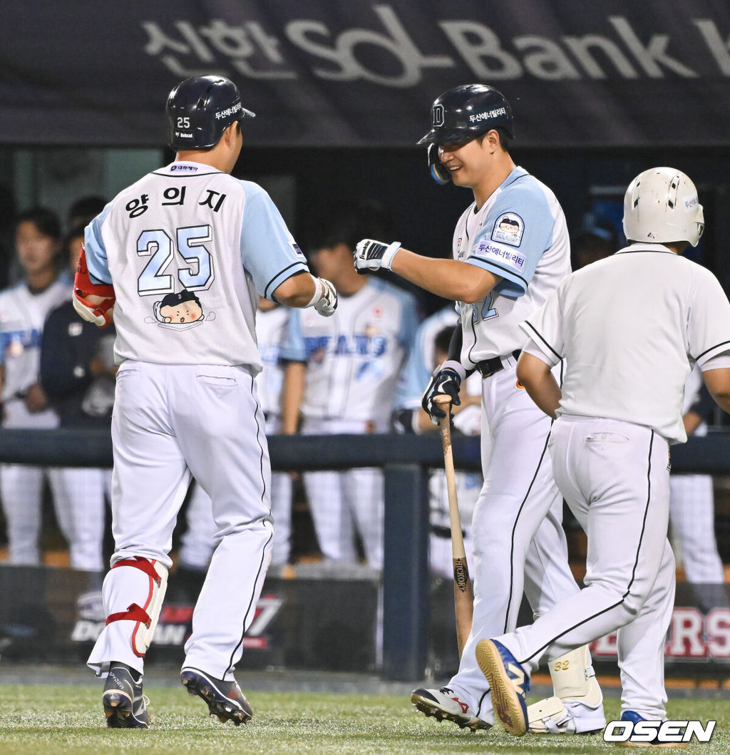 19일 오후 서울 잠실구장에서 ‘2024 신한 SOL BANK KBO리그’ 두산 베어스와 KIA 타이거즈의 경기가 진행됐다.이날 두산은 최승용을, KIA는 스타우트를 선발투수로 내세웠다.4회말 두산 양의지가 솔로홈런을 날리고 김재환과 하이파이브를 하고 있다.   2024.09.19  / soul1014@osen.co.kr