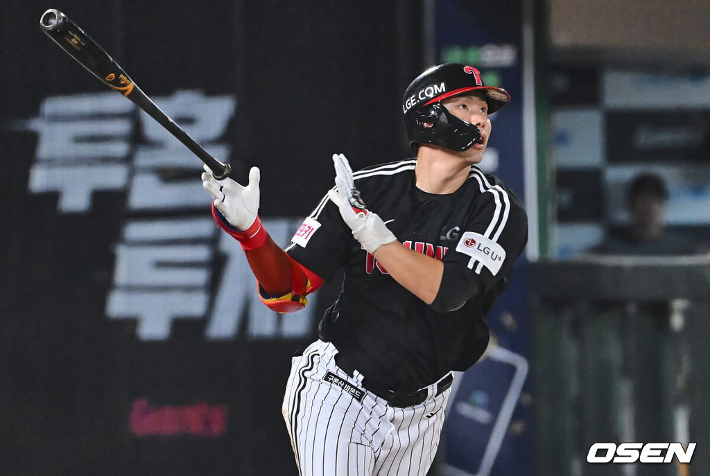 19일 부산 사직야구장에서 2024 신한 SOL 뱅크 KBO 리그 롯데 자이언츠와 LG 트윈스의 경기가 열렸다. 홈팀 롯데는 박세웅이 선발 출전하고 LG는 임준형이 선발 출전했다.LG 트윈스 홍창기가 5회초 무사 우월 솔로 홈런을 치고 있다. 2024.09.19 / foto0307@osen.co.kr