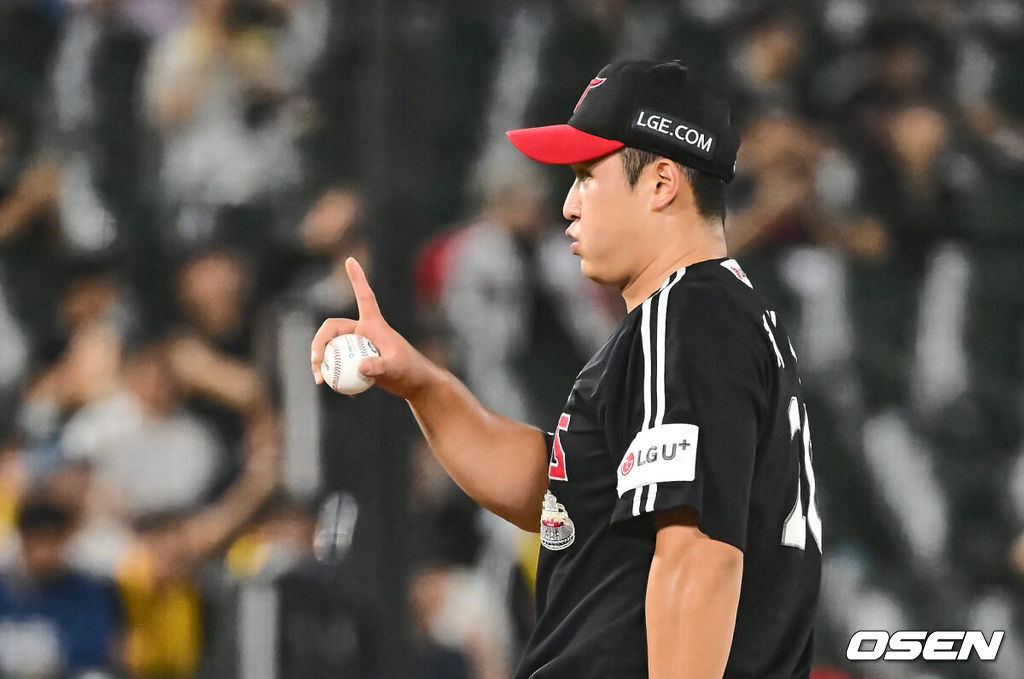 19일 부산 사직야구장에서 2024 신한 SOL 뱅크 KBO 리그 롯데 자이언츠와 LG 트윈스의 경기가 열렸다. 홈팀 롯데는 박세웅이 선발 출전하고 LG는 임준형이 선발 출전했다.LG 트윈스 최원태가 1회말 2사 1,2루 등판, 사인을 보내고 있다. 2024.09.19 / foto0307@osen.co.kr