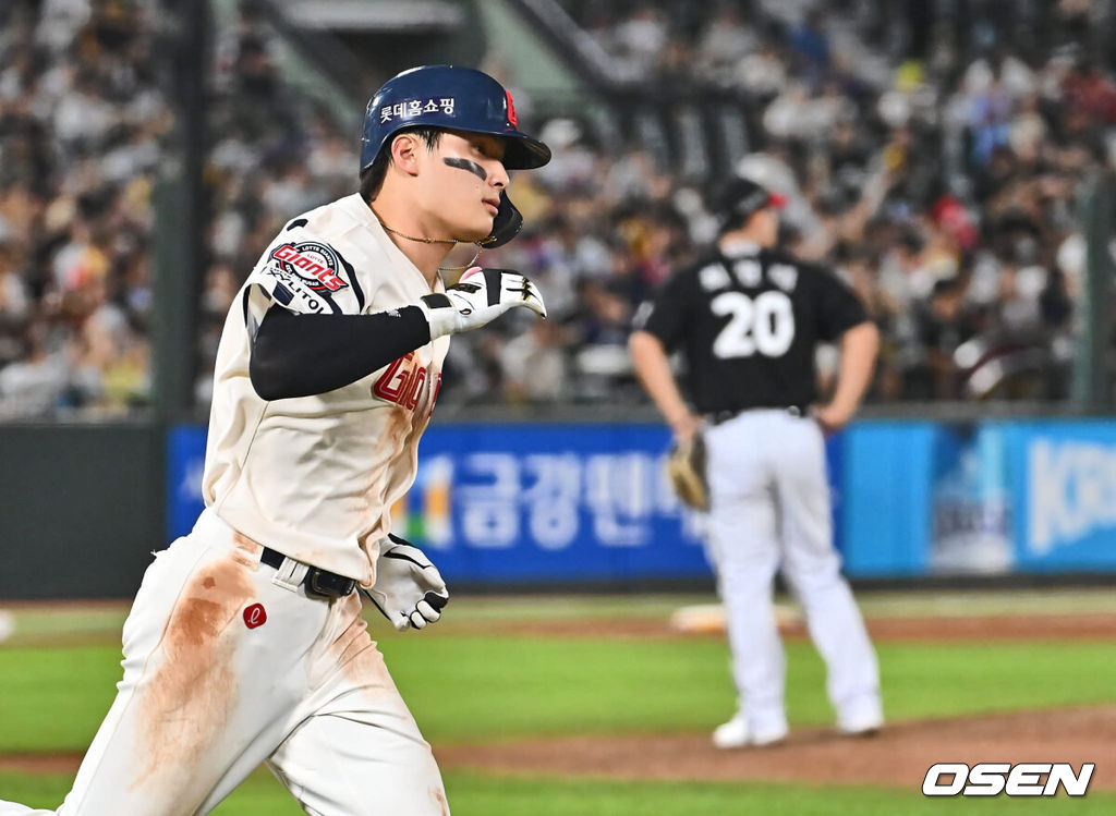 19일 부산 사직야구장에서 2024 신한 SOL 뱅크 KBO 리그 롯데 자이언츠와 LG 트윈스의 경기가 열렸다. 홈팀 롯데는 박세웅이 선발 출전하고 LG는 임준형이 선발 출전했다.롯데 자이언츠 윤동희가 6회말 무사 1루 좌월 2점 홈런을 치고 하이파이브를 하고 있다. 2024.09.19 / foto0307@osen.co.kr