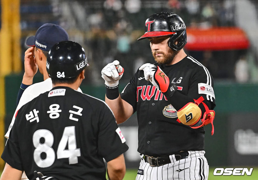 19일 부산 사직야구장에서 2024 신한 SOL 뱅크 KBO 리그 롯데 자이언츠와 LG 트윈스의 경기가 열렸다. 홈팀 롯데는 박세웅이 선발 출전하고 LG는 임준형이 선발 출전했다.LG 트윈스 오스틴이 9회초 1사 1,2루 좌익수 앞 1타점 안타를 치고 하이파이브를 하고 있다. 2024.09.19 / foto0307@osen.co.kr