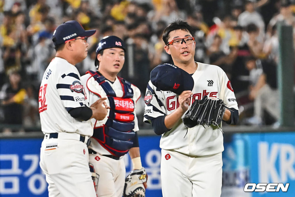 19일 부산 사직야구장에서 2024 신한 SOL 뱅크 KBO 리그 롯데 자이언츠와 LG 트윈스의 경기가 열렸다. 홈팀 롯데는 박세웅이 선발 출전하고 LG는 임준형이 선발 출전했다.롯데 자이언츠 선발 투수 박세웅이 7회초 1사 교체되고 있다. 2024.09.19 / foto0307@osen.co.kr