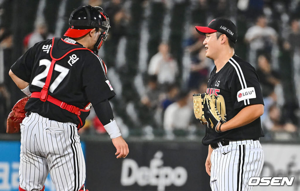 19일 부산 사직야구장에서 2024 신한 SOL 뱅크 KBO 리그 롯데 자이언츠와 LG 트윈스의 경기가 열렸다. 홈팀 롯데는 박세웅이 선발 출전하고 LG는 임준형이 선발 출전했다.LG 트윈스 최원태가 1회말 2사 1,2루 등판, 박동원과 얘기를 하고 있다. 2024.09.19 / foto0307@osen.co.kr