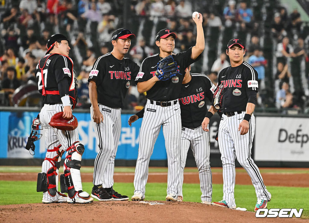 19일 부산 사직야구장에서 2024 신한 SOL 뱅크 KBO 리그 롯데 자이언츠와 LG 트윈스의 경기가 열렸다. 홈팀 롯데는 박세웅이 선발 출전하고 LG는 임준형이 선발 출전했다.LG 트윈스 선발 투수 임준형이 1회말 2사 1,2루 최원태와 교체되고 있다. 2024.09.19 / foto0307@osen.co.kr