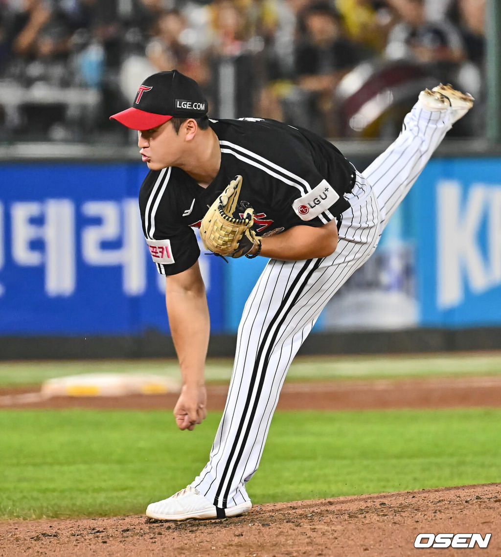 19일 부산 사직야구장에서 2024 신한 SOL 뱅크 KBO 리그 롯데 자이언츠와 LG 트윈스의 경기가 열렸다. 홈팀 롯데는 박세웅이 선발 출전하고 LG는 임준형이 선발 출전했다.LG 트윈스 최원태가 역투하고 있다. 2024.09.19 / foto0307@osen.co.kr