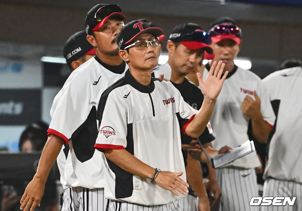 19일 부산 사직야구장에서 2024 신한 SOL 뱅크 KBO 리그 롯데 자이언츠와 LG 트윈스의 경기가 열렸다. 홈팀 롯데는 박세웅이 선발 출전하고 LG는 임준형이 선발 출전했다.LG 트윈스 염경엽 감독이 롯데 자이언츠에 7-4로 승리한 후 선수들과 기쁨을 나누고 있다. 2024.09.19 / foto0307@osen.co.kr