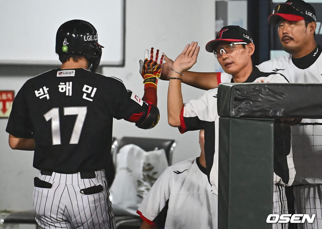 19일 부산 사직야구장에서 2024 신한 SOL 뱅크 KBO 리그 롯데 자이언츠와 LG 트윈스의 경기가 열렸다. 홈팀 롯데는 박세웅이 선발 출전하고 LG는 임준형이 선발 출전했다.LG 트윈스 박해민이 2회초 1사 우월 솔로 홈런을 치고 염경엽 감독과 하이파이브를 하고 있다. 2024.09.19 / foto0307@osen.co.kr