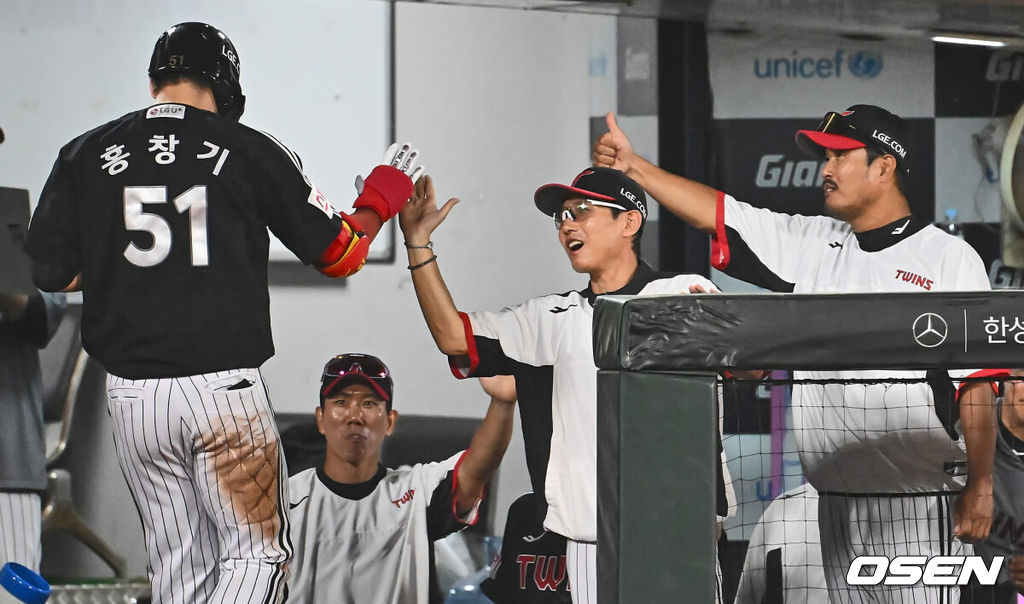 19일 부산 사직야구장에서 2024 신한 SOL 뱅크 KBO 리그 롯데 자이언츠와 LG 트윈스의 경기가 열렸다. 홈팀 롯데는 박세웅이 선발 출전하고 LG는 임준형이 선발 출전했다.LG 트윈스 홍창기가 5회초 무사 우월 솔로 홈런을 치고 염경엽 감독과 하이파이브를 하고 있다. 2024.09.19 / foto0307@osen.co.kr