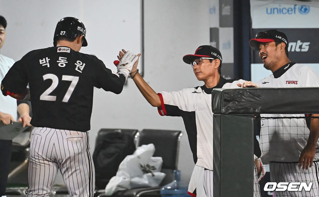 19일 부산 사직야구장에서 2024 신한 SOL 뱅크 KBO 리그 롯데 자이언츠와 LG 트윈스의 경기가 열렸다. 홈팀 롯데는 박세웅이 선발 출전하고 LG는 임준형이 선발 출전했다.LG 트윈스 박동원이 6회초 1사 좌중월 솔로 홈런을 치고 염경엽 감독과 하이파이브를 하고 있다. 2024.09.19 / foto0307@osen.co.kr