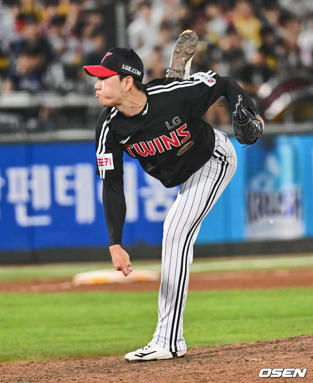 19일 부산 사직야구장에서 2024 신한 SOL 뱅크 KBO 리그 롯데 자이언츠와 LG 트윈스의 경기가 열렸다. 홈팀 롯데는 박세웅이 선발 출전하고 LG는 임준형이 선발 출전했다.LG 트윈스 이종준이 역투하고 있다. 2024.09.19 / foto0307@osen.co.kr