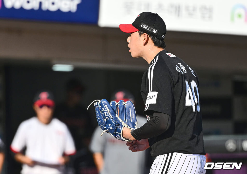 17일 부산 사직야구장에서 2024 신한 SOL 뱅크 KBO 리그 롯데 자이언츠와 LG 트윈스의 경기가 열렸다. 홈팀 롯데는 박진이 선발 출전하고 LG는 엔스가 선발 출전했다.LG 트윈스 이종준이 6회말 롯데 자이언츠 고승민에게 우월 역전 솔로 홈런을 맞고 박동원에게 무언가를 얘기하고 있다. 2024.09.17 / foto0307@osen.co.kr