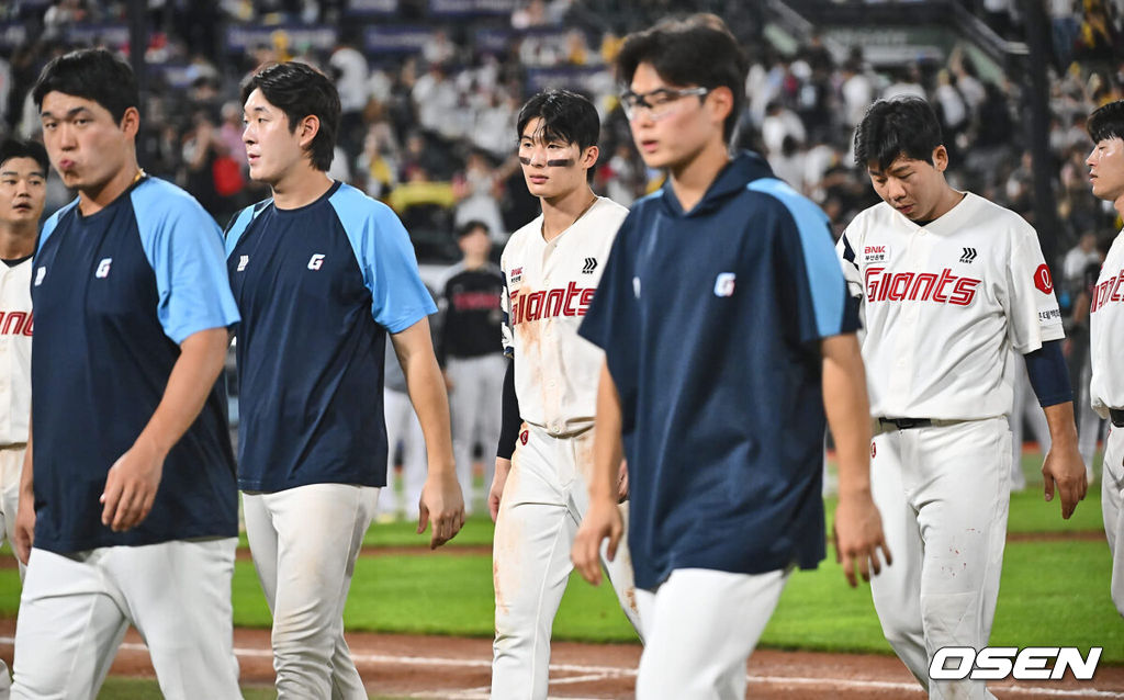 19일 부산 사직야구장에서 2024 신한 SOL 뱅크 KBO 리그 롯데 자이언츠와 LG 트윈스의 경기가 열렸다. 홈팀 롯데는 박세웅이 선발 출전하고 LG는 임준형이 선발 출전했다. 롯데 자이언츠 선수들이 LG 트윈스에 4-7로 패한후 어두운 표정을 짓고 있다. 2024.09.19 / foto0307@osen.co.kr