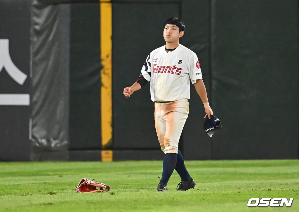 19일 부산 사직야구장에서 2024 신한 SOL 뱅크 KBO 리그 롯데 자이언츠와 LG 트윈스의 경기가 열렸다. 홈팀 롯데는 박세웅이 선발 출전하고 LG는 임준형이 선발 출전했다.롯데 자이언츠 황성빈이 7회초 1사 1루 LG 트윈스 김현수의 타구를 몸을 날려 잡으려 했으나 실패하고 아쉬워하고 있다. 2024.09.19 / foto0307@osen.co.kr