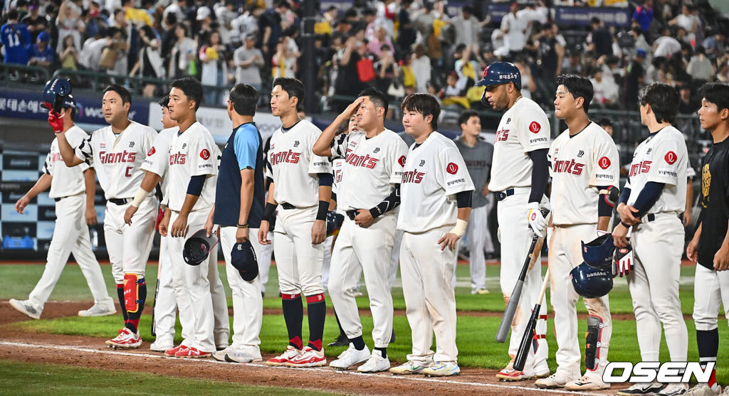 19일 부산 사직야구장에서 2024 신한 SOL 뱅크 KBO 리그 롯데 자이언츠와 LG 트윈스의 경기가 열렸다. 홈팀 롯데는 박세웅이 선발 출전하고 LG는 임준형이 선발 출전했다. 롯데 자이언츠 선수들이 LG 트윈스에 4-7로 패한후 어두운 표정을 짓고 있다. 2024.09.19 / foto0307@osen.co.kr