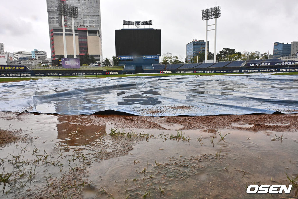 20일 창원NC파크에서 2024 신한 SOL 뱅크 KBO 리그 NC 다이노스와 롯데 자이언츠의 경기가 열린다. 홈팀 NC는 요키시가 선발 출전하고 방문팀 롯데는 반즈가 선발 출전한다. 창원NC파크에 많은 비가 내리고 있다. 2024.09.20 / foto0307@osen.co.kr