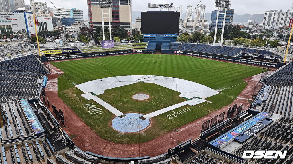 20일 창원NC파크에서 2024 신한 SOL 뱅크 KBO 리그 NC 다이노스와 롯데 자이언츠의 경기가 열린다. 홈팀 NC는 요키시가 선발 출전하고 방문팀 롯데는 반즈가 선발 출전한다. 창원NC파크에 많은 비가 내리고 있다. 2024.09.20 / foto0307@osen.co.kr