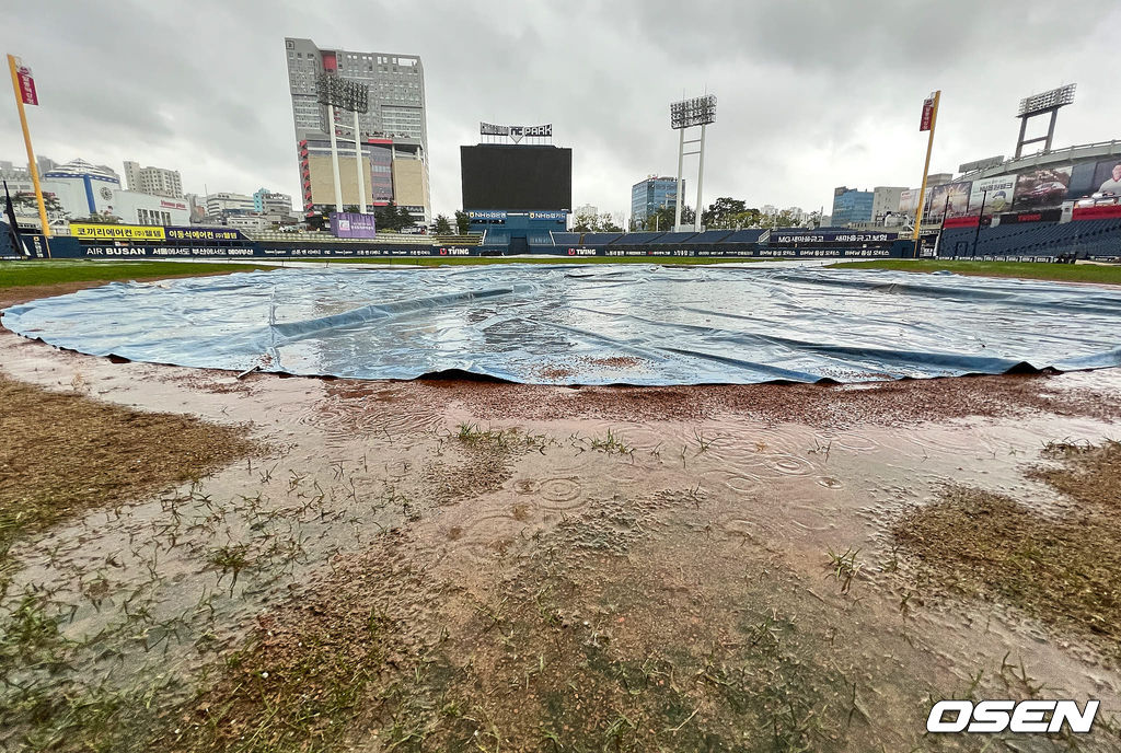 20일 창원NC파크에서 2024 신한 SOL 뱅크 KBO 리그 NC 다이노스와 롯데 자이언츠의 경기가 열린다. 홈팀 NC는 요키시가 선발 출전하고 방문팀 롯데는 반즈가 선발 출전한다. 창원NC파크에 많은 비가 내리고 있다. 2024.09.20 / foto0307@osen.co.kr