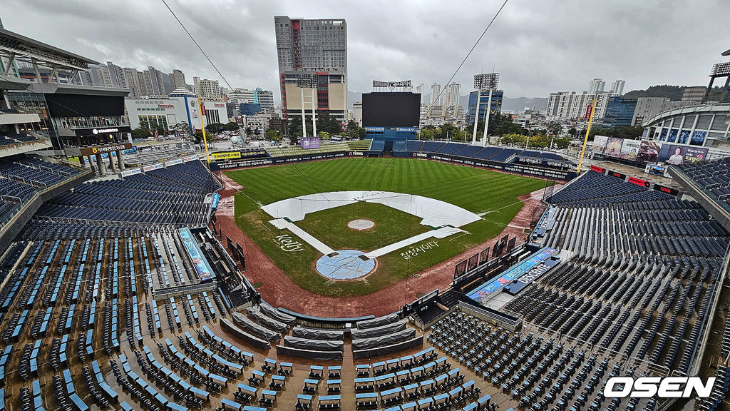 20일 창원NC파크에서 2024 신한 SOL 뱅크 KBO 리그 NC 다이노스와 롯데 자이언츠의 경기가 열린다. 홈팀 NC는 요키시가 선발 출전하고 방문팀 롯데는 반즈가 선발 출전한다. 창원NC파크에 많은 비가 내리고 있다. 2024.09.20 / foto0307@osen.co.kr