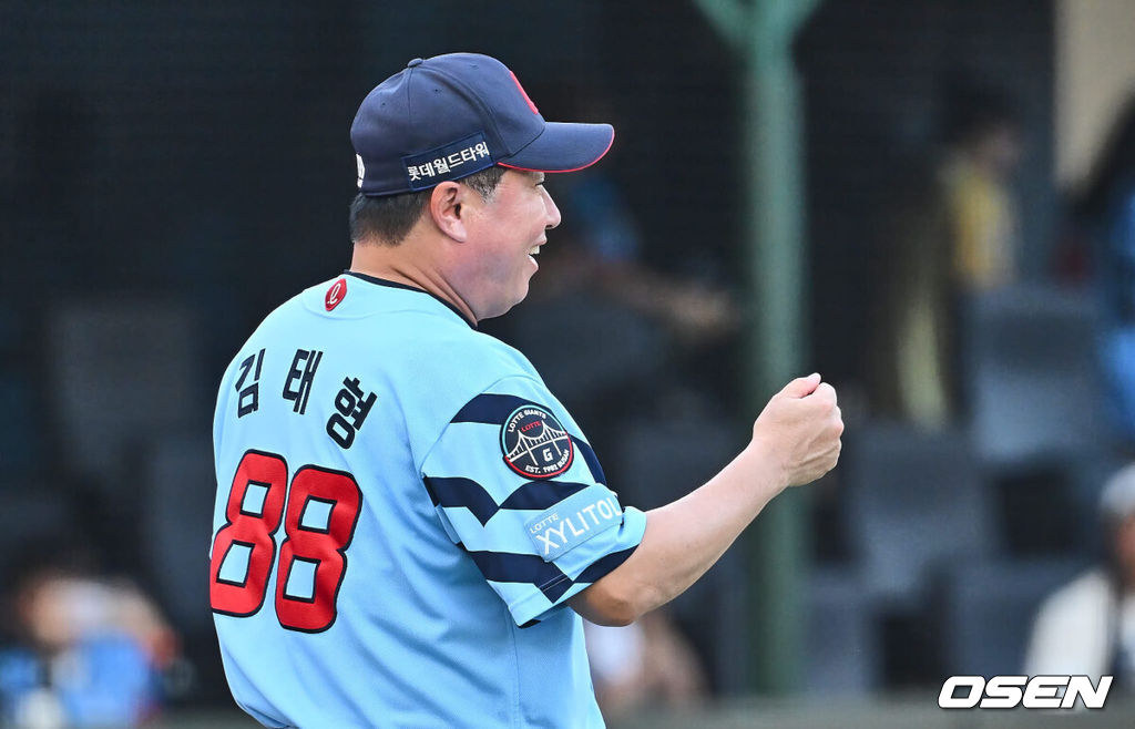 17일 부산 사직야구장에서 2024 신한 SOL 뱅크 KBO 리그 롯데 자이언츠와 LG 트윈스의 경기가 열렸다. 홈팀 롯데는 박진이 선발 출전하고 LG는 엔스가 선발 출전했다.롯데 자이언츠 김태형 감독이 LG 트윈스에 7-3으로 역전승하고 기뻐하고 있다. 2024.09.17 / foto0307@osen.co.kr