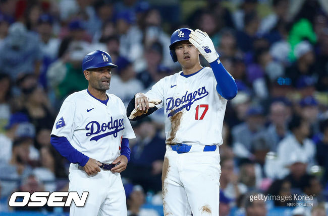 [사진] LA 다저스 디노 에벨 코치, 오타니 쇼헤이. ⓒGettyimages(무단전재 및 재배포 금지)