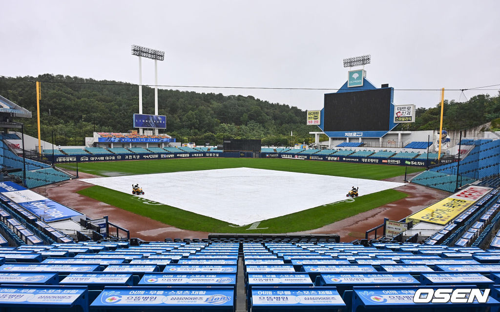 21일 대구삼성라이온즈파크에서 2024 신한 SOL 뱅크 KBO 리그 삼성 라이온즈와 키움 히어로즈의 경기가 열린다. 홈팀 삼성은 원태인이 방문팀 키움은 후라도가 선발 출전한다. 대구삼성라이온즈파크에 하루 종일 비가 내리고 있다. 2024.09.21 / foto0307@osen.co.kr