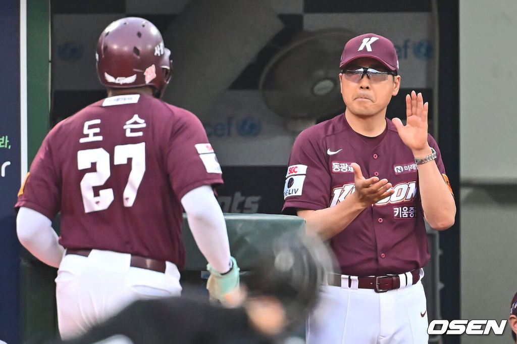 11일 부산 사직야구장에서 2024 신한 SOL 뱅크 KBO 리그 롯데 자이언츠와 SSG 랜더스의 더블헤더 2차전 경기가 열렸다. 홈팀 롯데는 한현희가 시즌 2승에 도전하고 꼴찌로 쳐진 키움은 하영민이 선발로 나서 반등을 노린다.키움 히어로즈 홍원기 감독이 3회초 무사 2,3루 송성문의 중견수 앞 2타점 안타 때 득점을 올린 도슨을 환영하고 있다. 2024.06.11 / foto0307@osen.co.kr