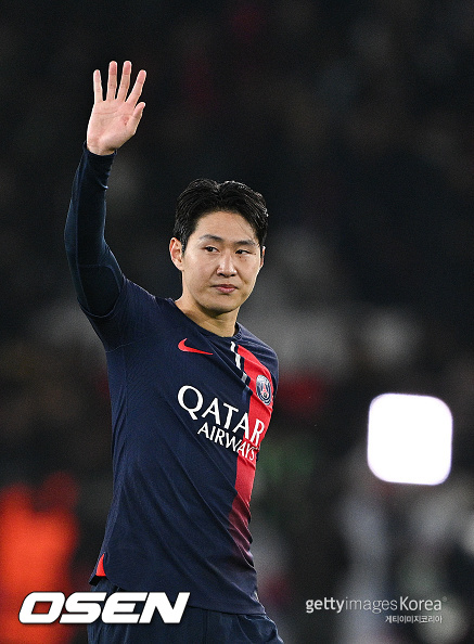 PARIS, FRANCE - OCTOBER 25: Lee Kang-in of Paris Saint-Germain celebrates at the end of the UEFA Champions League match between Paris Saint-Germain and AC Milan at Parc des Princes on October 25, 2023 in Paris, France. (Photo by David Ramos/Getty Images)