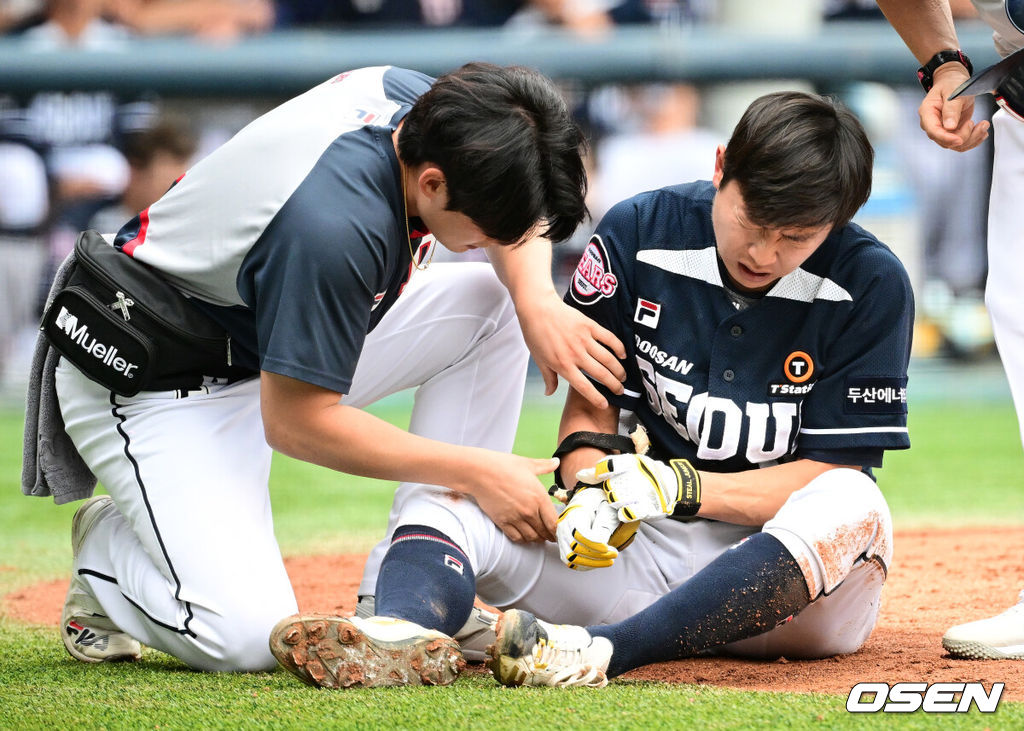 21일 오후 서울 잠실야구장에서 2024 신한 SOL뱅크 KBO리그 LG 트윈스와 두산 베어스의 더블헤더 1차전이 열렸다.LG는 에르난데스, 두산은 곽빈을 선발로 내세웠다.3회초 2사에서 두산 정수빈이 사구에 괴로워하고 있다. 2024.09.21 / jpnews@osen.co.kr