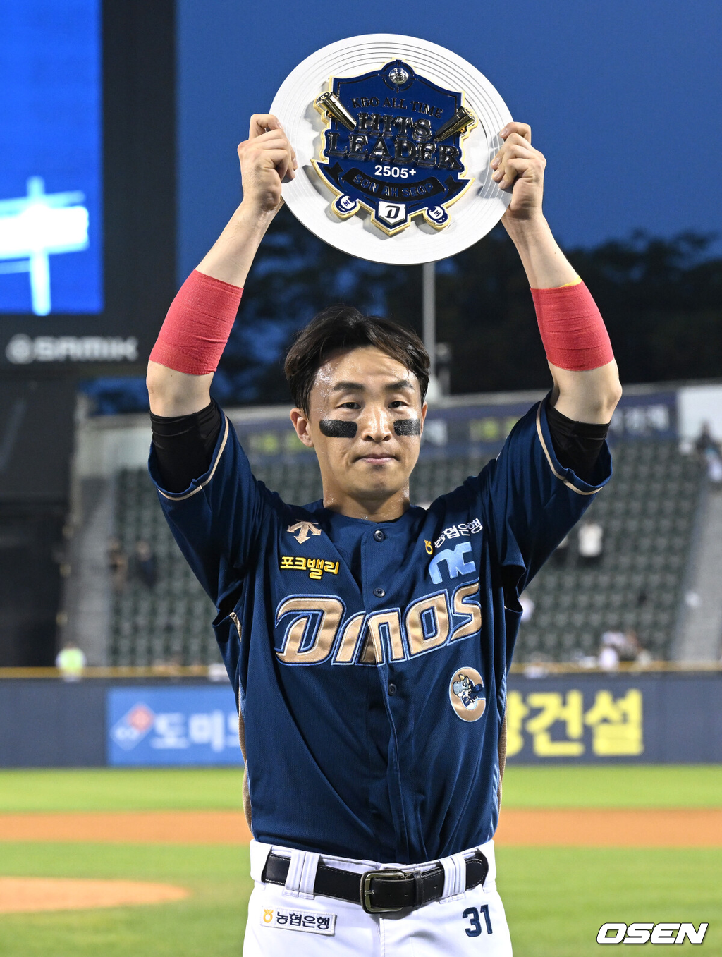 20일 오후 서울 잠실야구장에서 ‘2024 신한 SOL Bank KBO리그’ 두산 베어스와 NC 다이노스의 경기가 열렸다.두산은 알칸타라, NC는 신믹혁을 선발로 내세웠다.6회초 2사에서 좌전 안타를 친 손아섭이 2505안타를 기록하며 개인 통산 안타 단독 1위에 올랐다. 손아섭이 기록 시상식에서 기념패를 들고 포즈를 취하고 있다. 2024.06.20 /sunday@osen.co.kr