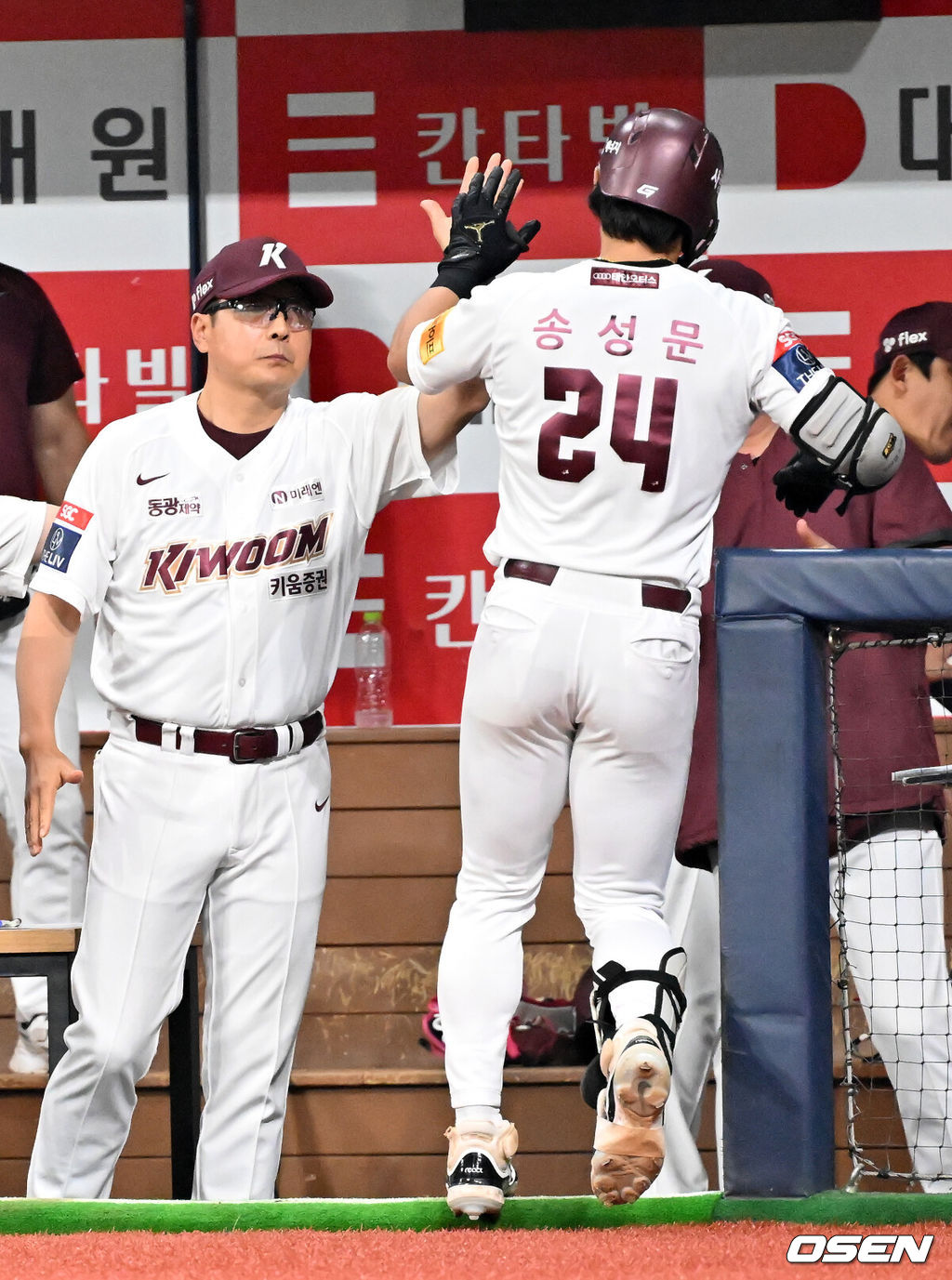 15일 오후 서울 고척스카이돔에서 ‘2024 신한 SOL BANK KBO리그’ 키움 히어로즈와 KIA 타이거즈의 경기가 진행됐다.이날 키움은 헤이수스를, KIA는 양현종을 선발투수로 내세웠다.3회말 1사 키움 송성문이 좌월 동점 솔로홈런을 때린 후 덕아웃에서 홍원기 감독과 하이파이브를 하고 있다. 2024.08.15 / rumi@osen.co.kr