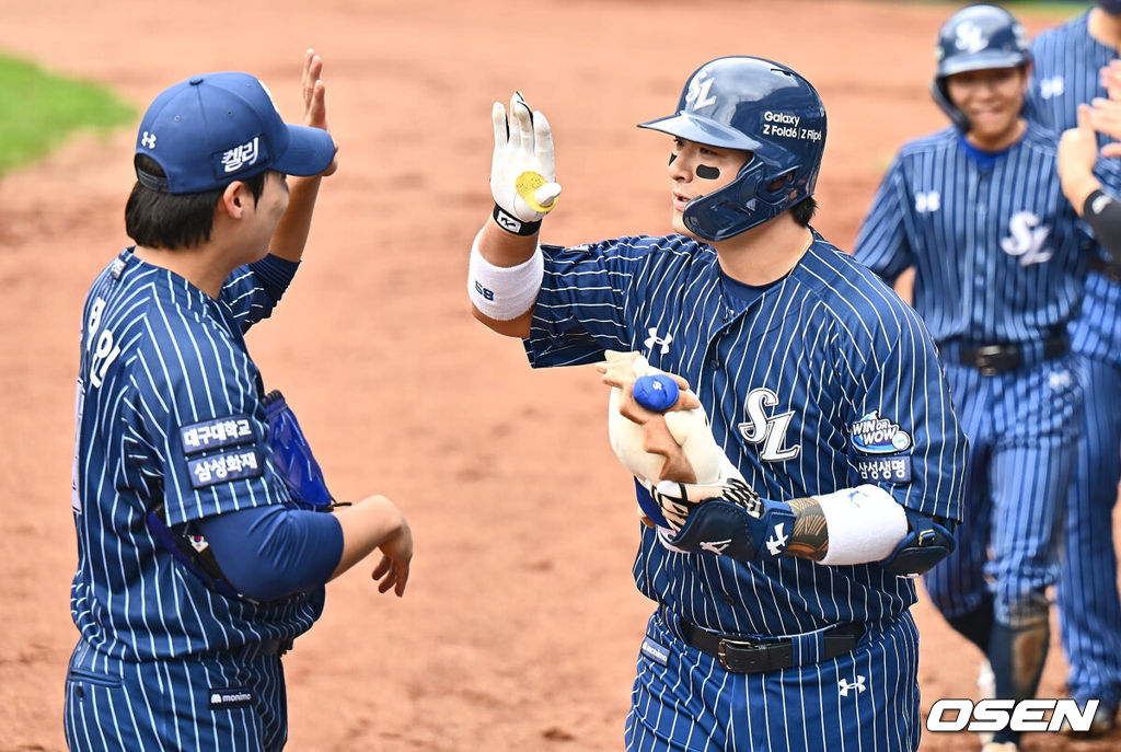 22일 대구삼성라이온즈파크에서 2024 신한 SOL 뱅크 KBO 리그 삼성 라이온즈와 키움 히어로즈의 경기가 열렸다. 홈팀 삼성은 원태인이 방문팀 키움은 후라도가 선발 출전했다. 삼성 라이온즈 박병호가 1회말 2사 1,2루 좌중월 3점 홈런을 치고 하이파이브를 하고 있다. 2024.09.22 / foto0307@osen.co.kr