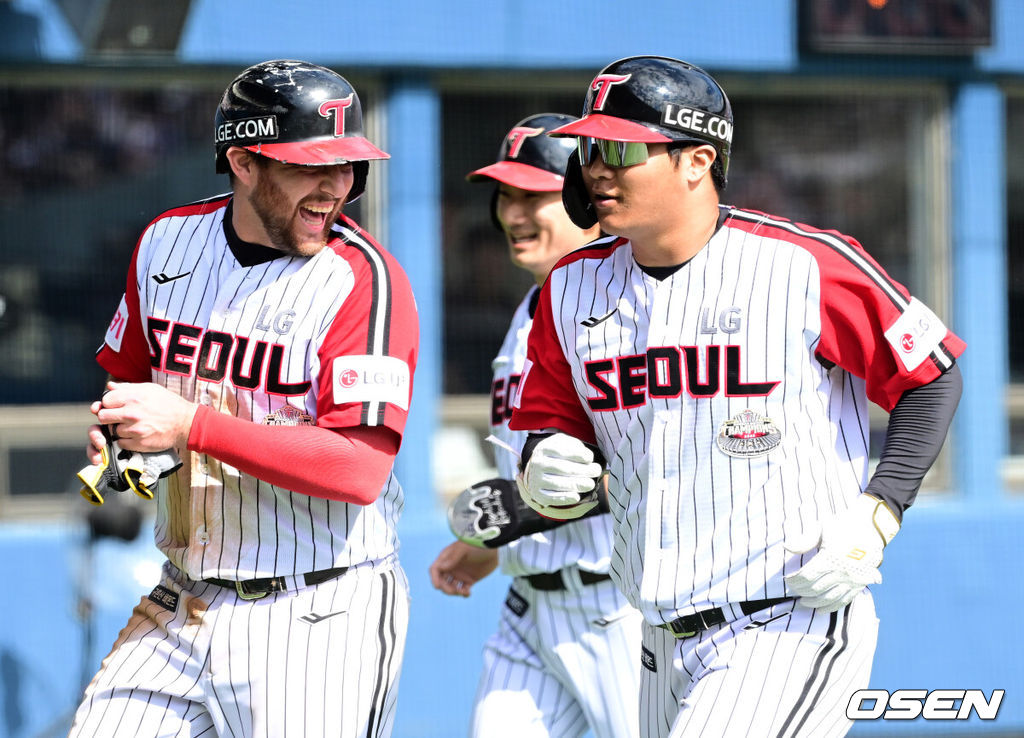 22일 오후 서울 잠실야구장에서 ‘2024 신한은행 SOL Bank KBO리그’ LG 트윈스와 두산 베어스의 경기가 열렸다.이날 홈팀 LG는 디트릭 엔스, 두산은 조던 발라조빅을 선발로 내세웠다.1회말 무사 2, 3루 상황 LG 문보경이 달아나는 우월 스리런포를 날리고 홈을 밟으며 오스틴-신민재와 기뻐하고 있다. 2024.09.22 / dreamer@osen.co.kr