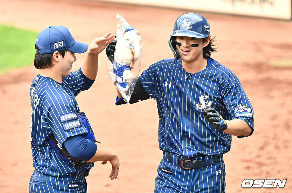 22일 대구삼성라이온즈파크에서 2024 신한 SOL 뱅크 KBO 리그 삼성 라이온즈와 키움 히어로즈의 경기가 열렸다. 홈팀 삼성은 원태인이 방문팀 키움은 후라도가 선발 출전했다. 삼성 라이온즈 구자욱이 3회말 2사 중월 솔로 홈런을 치고 하이파이브를 하고 있다. 2024.09.22 / foto0307@osen.co.kr