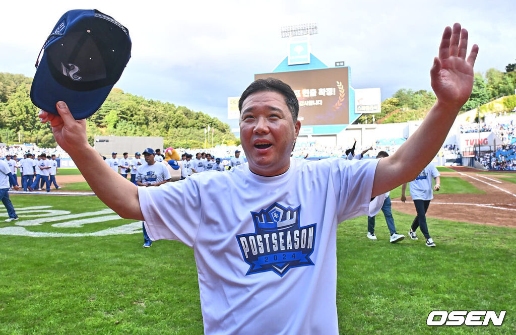 22일 대구삼성라이온즈파크에서 2024 신한 SOL 뱅크 KBO 리그 삼성 라이온즈와 키움 히어로즈의 경기가 열렸다. 홈팀 삼성은 원태인이 방문팀 키움은 후라도가 선발 출전했다. 삼성 라이온즈 박진만 감독이 정규리그 2위와 플레이오프 진출을 확정짓고 팬들에게 감사 인사를 하고 있다. 2024.09.22 / foto0307@osen.co.kr