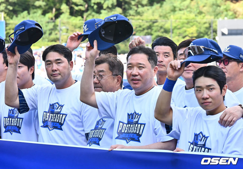 22일 대구삼성라이온즈파크에서 2024 신한 SOL 뱅크 KBO 리그 삼성 라이온즈와 키움 히어로즈의 경기가 열렸다. 홈팀 삼성은 원태인이 방문팀 키움은 후라도가 선발 출전했다. 삼성 라이온즈 박진만 감독이 정규리그 2위와 플레이오프 진출을 확정짓고 팬들에게 감사 인사를 하고 있다. 2024.09.22 / foto0307@osen.co.kr