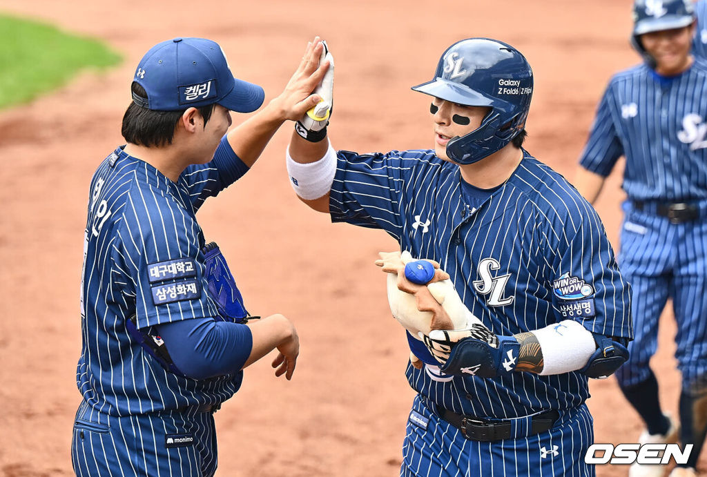 22일 대구삼성라이온즈파크에서 2024 신한 SOL 뱅크 KBO 리그 삼성 라이온즈와 키움 히어로즈의 경기가 열렸다. 홈팀 삼성은 원태인이 방문팀 키움은 후라도가 선발 출전했다. 삼성 라이온즈 박병호가 1회말 2사 1,2루 좌중월 3점 홈런을 치고 하이파이브를 하고 있다. 2024.09.22 / foto0307@osen.co.kr