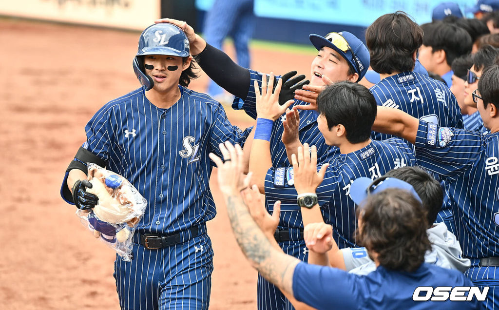 22일 대구삼성라이온즈파크에서 2024 신한 SOL 뱅크 KBO 리그 삼성 라이온즈와 키움 히어로즈의 경기가 열렸다. 홈팀 삼성은 원태인이 방문팀 키움은 후라도가 선발 출전했다. 삼성 라이온즈 구자욱이 3회말 2사 중월 솔로 홈런을 치고 하이파이브를 하고 있다. 2024.09.22 / foto0307@osen.co.kr