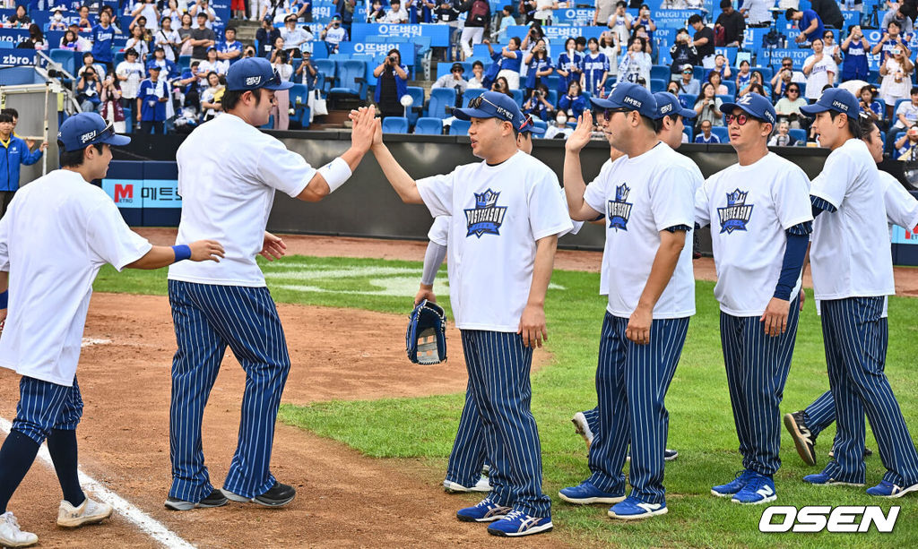 22일 대구삼성라이온즈파크에서 2024 신한 SOL 뱅크 KBO 리그 삼성 라이온즈와 키움 히어로즈의 경기가 열렸다. 홈팀 삼성은 원태인이 방문팀 키움은 후라도가 선발 출전했다. 삼성 라이온즈 박진만 감독이 키움 히어로즈에 9-8로 승리 2위를 확정짓고 선수들과 기쁨을 나누고 있다. 2024.09.22 / foto0307@osen.co.kr