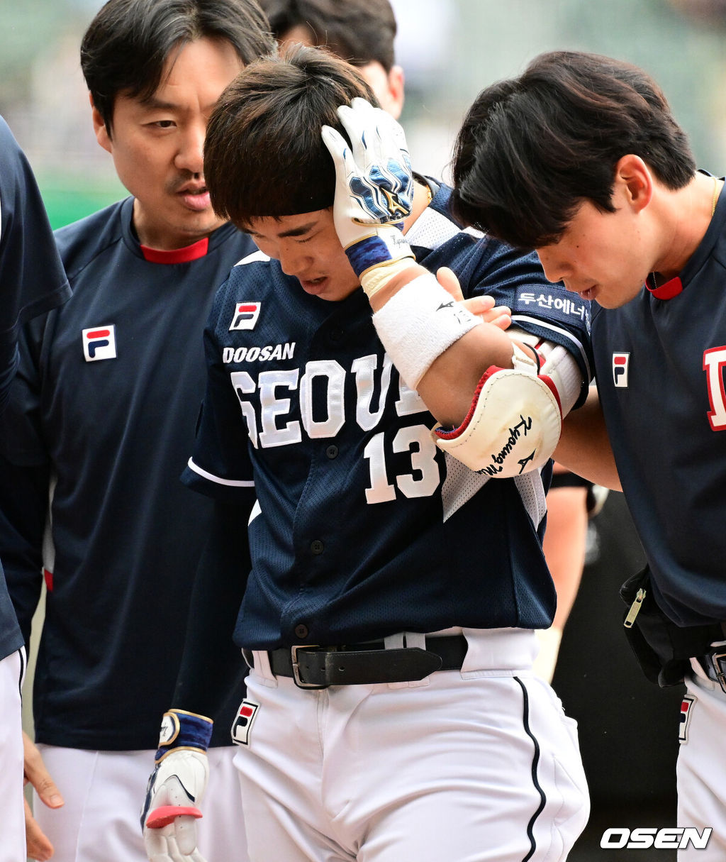 21일 오후 서울 잠실야구장에서 2024 신한 SOL뱅크 KBO리그 LG 트윈스와 두산 베어스의 더블헤더 1차전이 열렸다.LG는 에르난데스, 두산은 곽빈을 선발로 내세웠다.1회초 무사 1루에서 두산 허경민이 LG 에르난데스에 헤드샷을 맞으며 상태를 살피고 있다. 2024.09.21 / jpnews@osen.co.kr