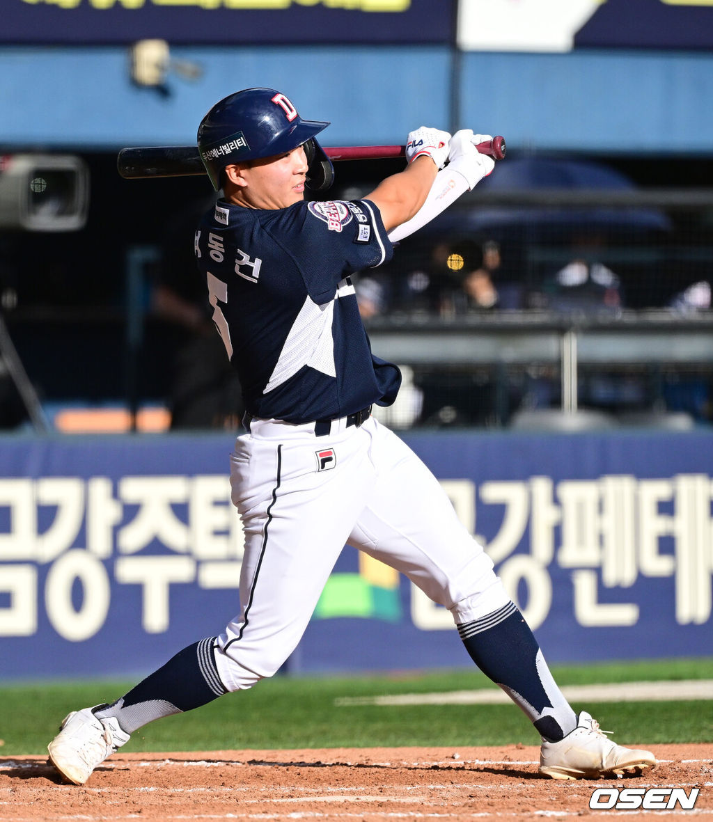 22일 오후 서울 잠실야구장에서 ‘2024 신한은행 SOL Bank KBO리그’ LG 트윈스와 두산 베어스의 경기가 열렸다.이날 홈팀 LG는 디트릭 엔스, 두산은 조던 발라조빅을 선발로 내세웠다.8회초 2사 주자없는 상황 두산 여동건이 안타를 날리고 있다. 2024.09.22 / 