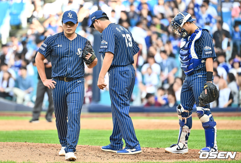 22일 대구삼성라이온즈파크에서 2024 신한 SOL 뱅크 KBO 리그 삼성 라이온즈와 키움 히어로즈의 경기가 열렸다.홈팀 삼성은 원태인이 방문팀 키움은 후라도가 선발 출전했다.삼성 라이온즈 오승환이 9회초 2사 1,2루 키움 히어로즈 김건희에게 좌월 3점 홈런을 맞고 교체되고 있다. 2024.09.22 / foto0307@osen.co.kr