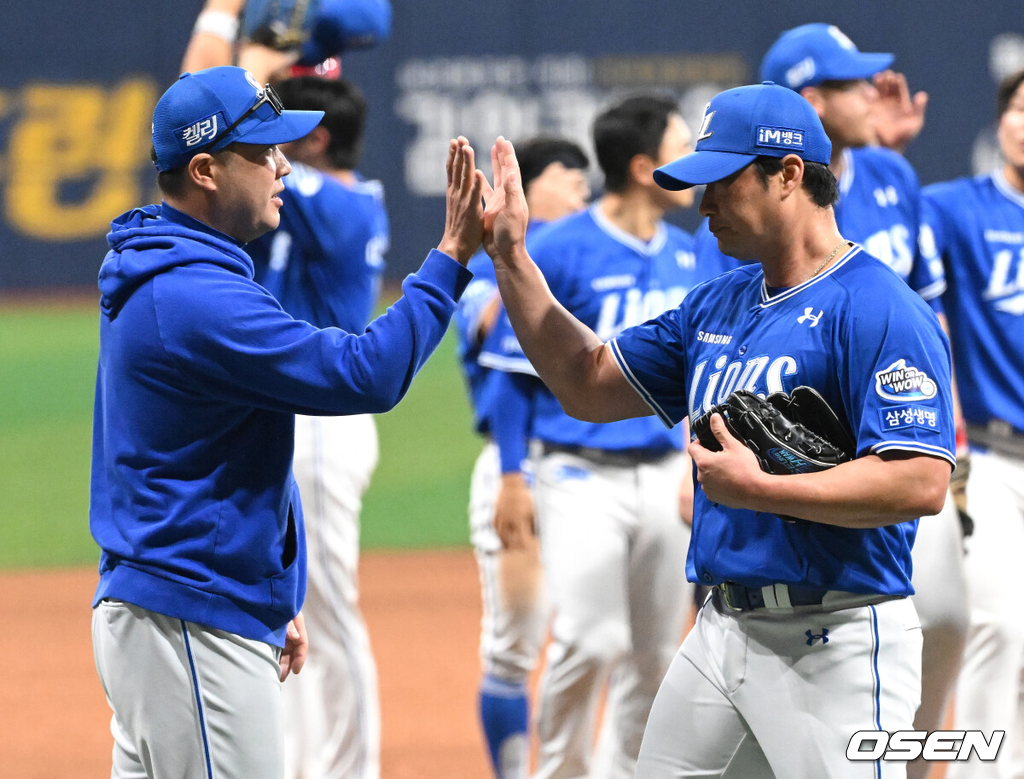 삼성은 26일 서울 고척스카이돔에서 열린 키움전에서 3-0으로 승리를 거뒀다.경기 종료 후 삼성 오승환이 박진만 감독과 승리의 기쁨을 나누고 있다. 2024.04.26 /sunday@osen.co.kr