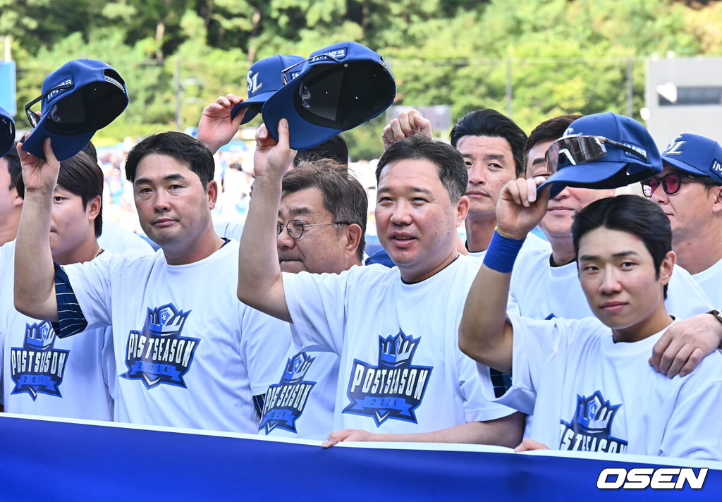 22일 대구삼성라이온즈파크에서 2024 신한 SOL 뱅크 KBO 리그 삼성 라이온즈와 키움 히어로즈의 경기가 열렸다.홈팀 삼성은 원태인이 방문팀 키움은 후라도가 선발 출전했다.삼성 라이온즈 박진만 감독이 정규리그 2위와 플레이오프 진출을 확정짓고 팬들에게 감사 인사를 하고 있다. 2024.09.22 / foto0307@osen.co.kr