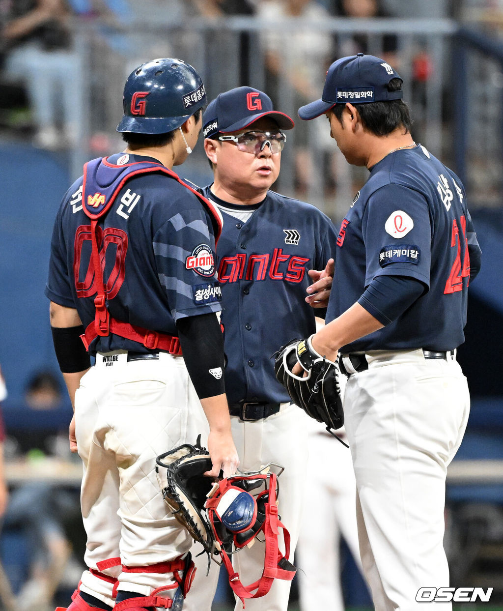 30일 오후 서울 고척스카이돔에서 ‘2024 신한 SOL Bank KBO리그’ 키움 히어로즈와 롯데 자이언츠의 경기가 열렸다.키움은 김윤하, 롯데는 정현수를 선발로 내세웠다.6회말 무사 1,3루에서 마운드를 방문한 롯데 김태형 감독이 김상수와 이야기를 나누고 있다. 2024.08.30 /sunday@osen.co.kr