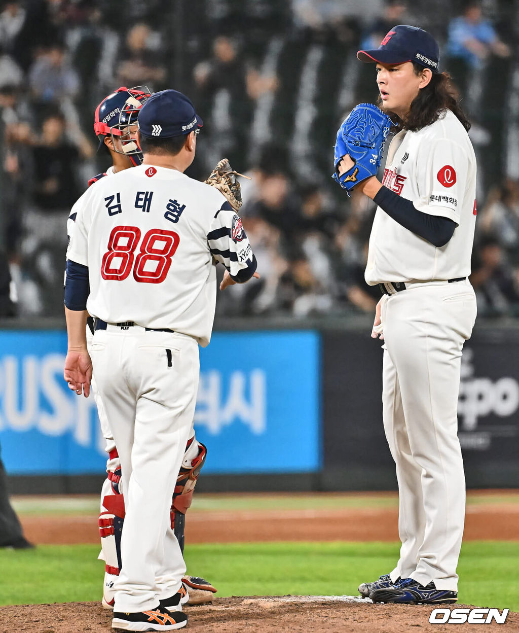 4일 부산 사직야구장에서 2024 신한 SOL 뱅크 KBO 리그 롯데 자이언츠와 KT 위즈의 경기가 열렸다. 홈팀 롯데는 윌커슨이 선발 출전하고 KT는 벤자민이 선발 출전했다.롯데 자이언츠 김태형 감독이 9회초 2사 2루 KT 위즈 배정대에게 1타점 적시타를 맞은 김원중과 얘기하고 있다. 2024.09.04 / foto0307@osen.co.kr