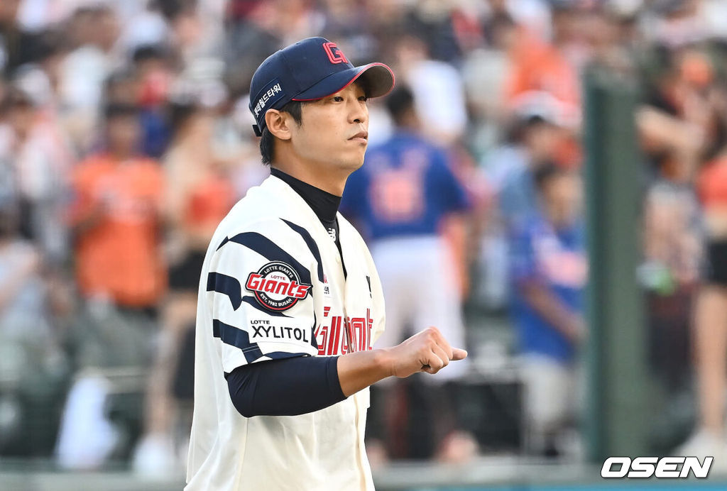 15일 부산 사직야구장에서 2024 신한 SOL 뱅크 KBO 리그 롯데 자이언츠와 한화 이글스의 경기가 열렸다. 홈팀 롯데는 윌커슨이 선발 출전하고 한화는 와이스가 선발 출전했다.롯데 자이언츠 구승민이 8회초 무사 2루 한화 이글스 이도윤을 1루수 직선타로 잡고 주먹을 불끈 쥐고 있다. 2024.09.15 / foto0307@osen.co.kr