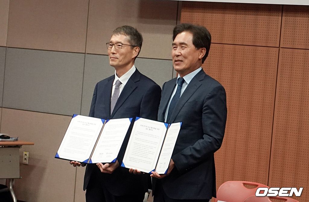  한국자동차모빌리티산업협회(KAMA) 강남훈 회장과 한국자동차환경협회 정종선 회장이 공동 협약을 체결하고 있다. 