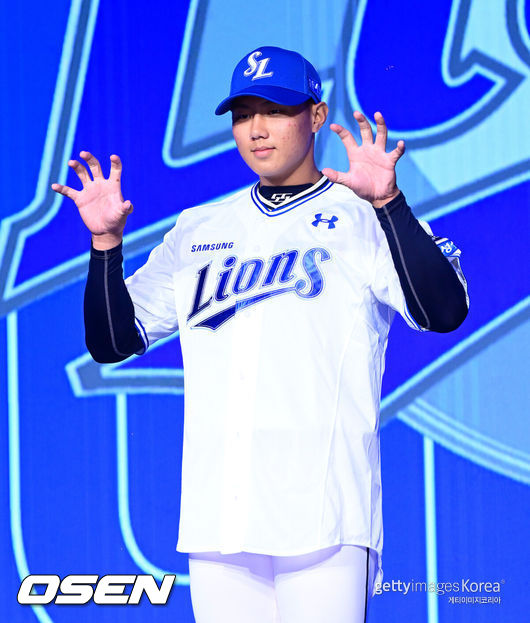 11일 오후 서울 잠실 롯데호텔 월드에서 2025 KBO 신인 드래프트가 열렸다.2025 KBO 신인 드래프트는 전면 드래프트 방식으로 진행된다. 지명은 1라운드부터 11라운드까지 이뤄지며, 2023년도 구단 순위의 역순인 키움-한화-삼성-롯데-KIA-두산-NC-SSG-KT-LG 순서로 실시된다.대구고 배찬승이 삼성에 지명되며 포즈를 취하고 있다. 2024.09.11 / jpnews@osen.co.kr