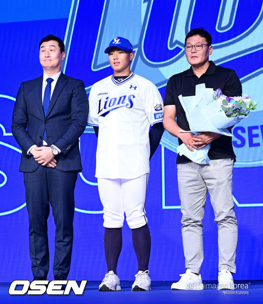 11일 오후 서울 잠실 롯데호텔 월드에서 2025 KBO 신인 드래프트가 열렸다.2025 KBO 신인 드래프트는 전면 드래프트 방식으로 진행된다. 지명은 1라운드부터 11라운드까지 이뤄지며, 2023년도 구단 순위의 역순인 키움-한화-삼성-롯데-KIA-두산-NC-SSG-KT-LG 순서로 실시된다.대구고 배찬승이 삼성에 지명되며 이종열 단장, 아버지와 포즈를 취하고 있다. 2024.09.11 / jpnews@osen.co.kr