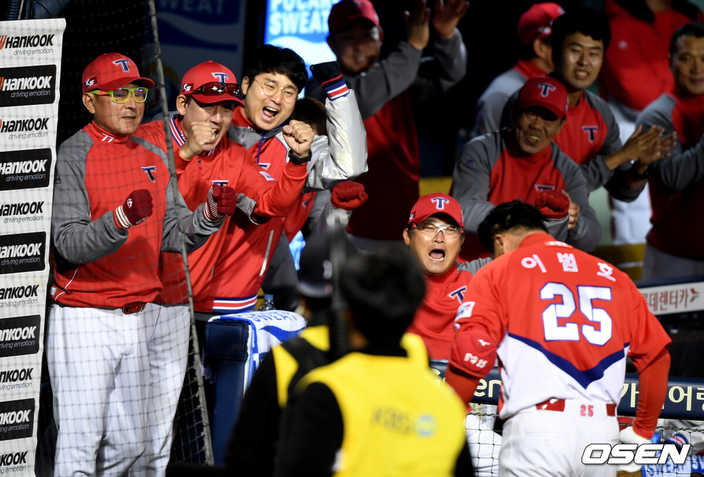 2017 한국시리즈 5차전에서 만루홈런을 터트린 이범호가 김기태 감독에게 목례하고 있다./OSEN DB